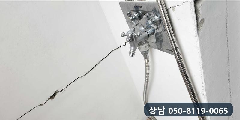벽이 갈라진 모습