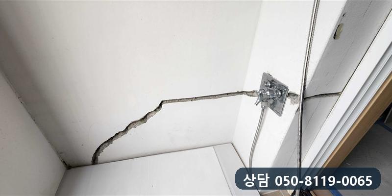 갈라진 틈을 넓게 따낸 모습