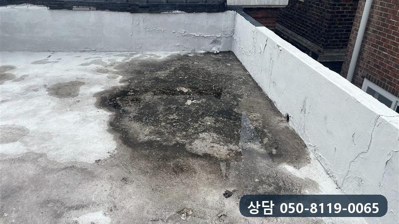 방수층이 삭아 얼룩진 옥상 바닥