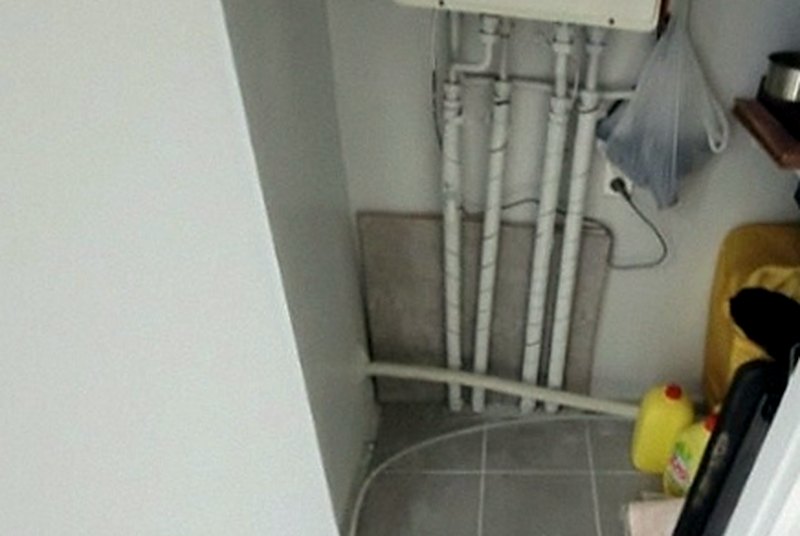 다용도실 보일러 아래로 내려오는 급수·온수 배관과 계량기 쪽 점검
