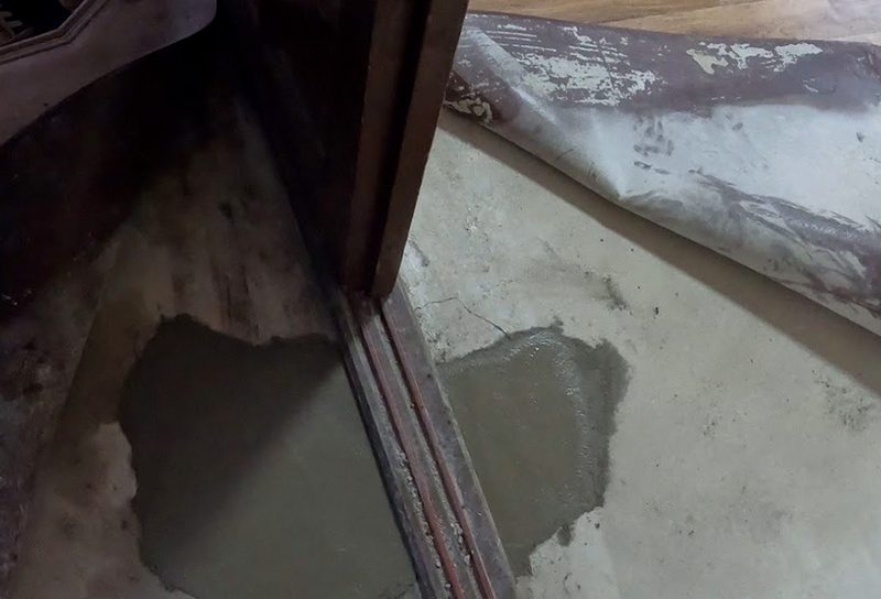 되메운 뒤 모르타르로 평평하게 마감한 문턱 아래 바닥