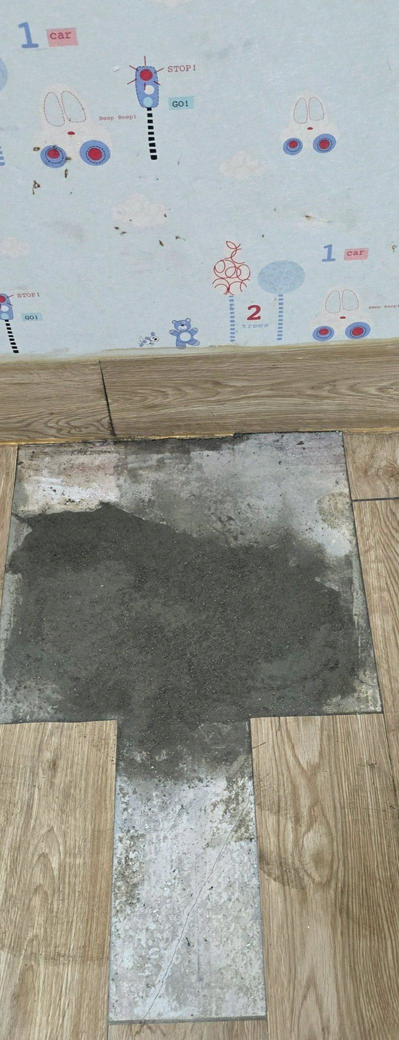 배관 작업을 마친 자리를 모르타르로 메우고 평평하게 마감한 바닥
