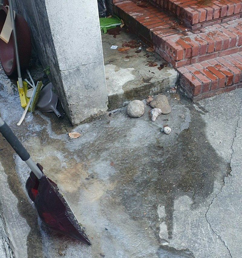계단 옆 시멘트 바닥으로 흘러나와 번진 물자국