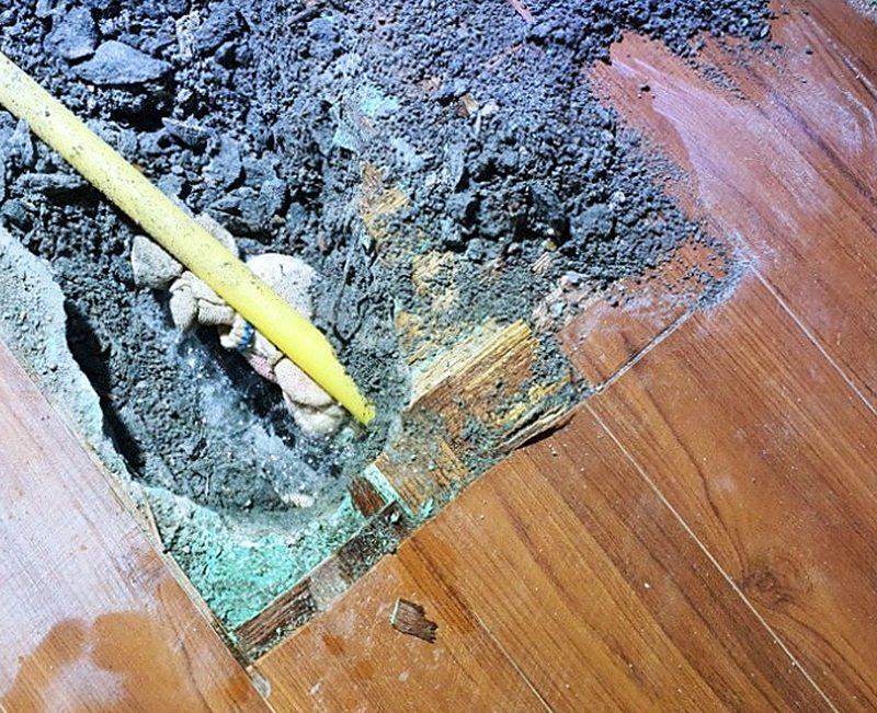 표시한 자리만 바닥재를 네모나게 걷어내 드러난 노란색 매립 배관