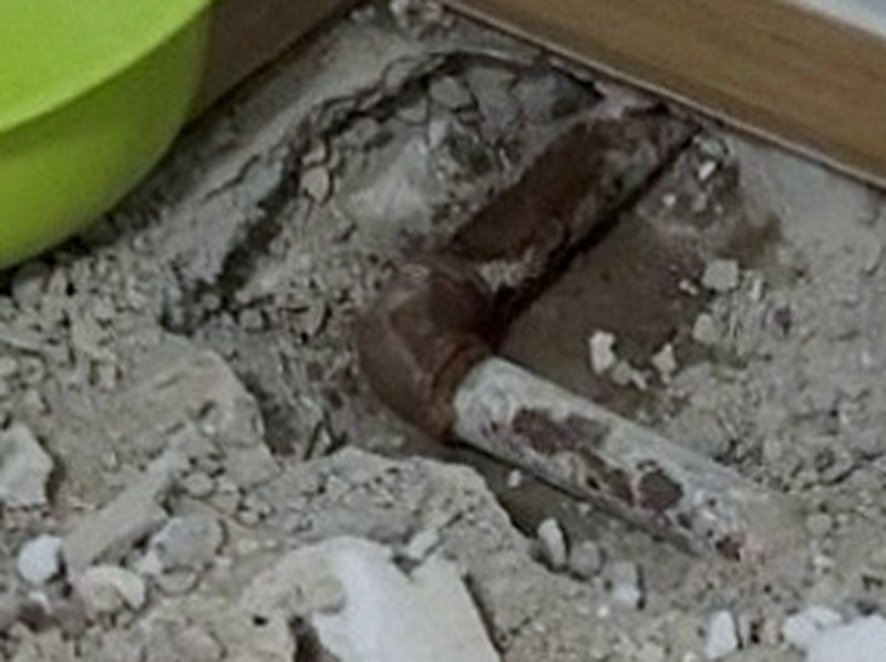 바닥 속에서 드러난 녹슬어 갈라진 난방 메인배관 꺾임 이음부