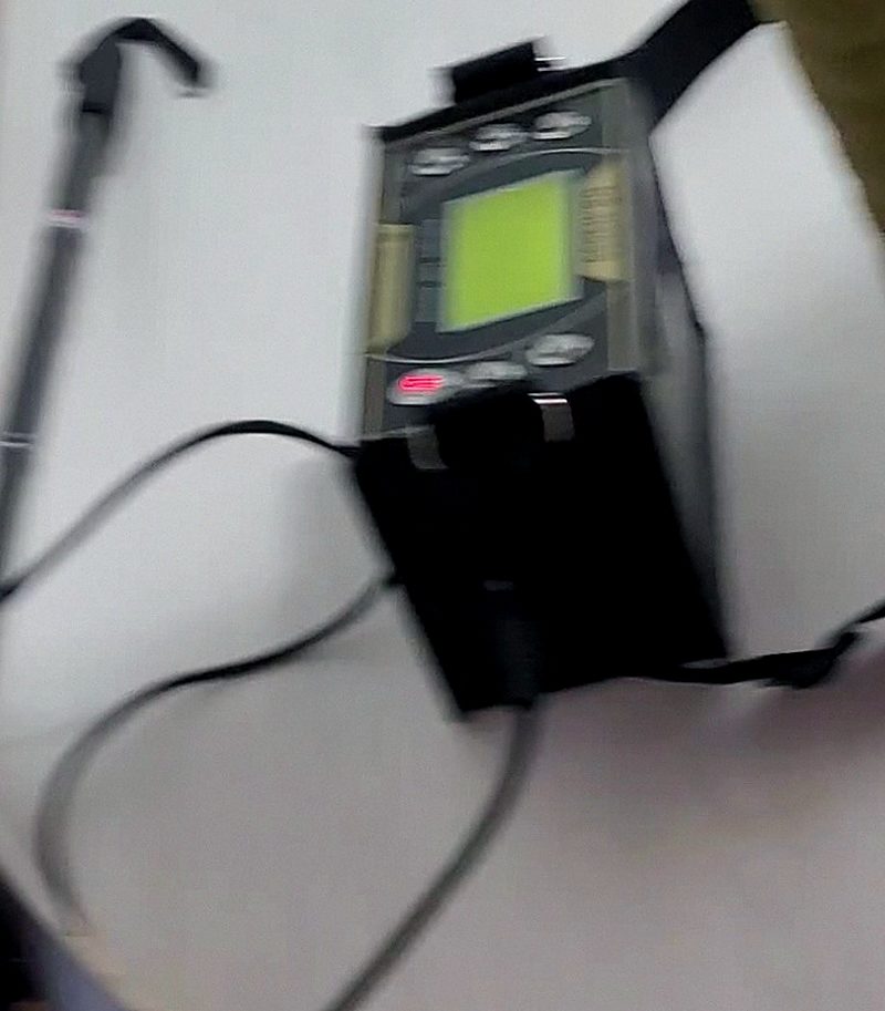 누수 탐지 장비 화면을 켜고 바닥에 청음 봉을 대 새는 소리를 찾는 모습