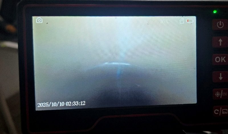 배관 내시경 카메라 화면에 배관 안쪽이 비친 모습