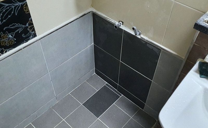 겉으로는 물기가 보이지 않는 욕실 바닥과 벽 타일