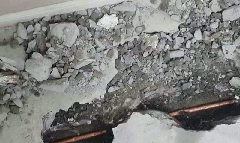 바닥 속에서 드러난 동관의 검게 변색된 두 지점