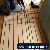 좁은 방에 건식난방 패널을 까는 다른 현장