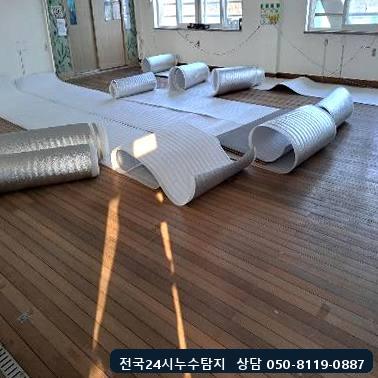 기존 마루 위에 보온 단열재를 펴며 시작하는 바닥난방 공사