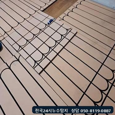 바닥을 깨지 않고 기존 바닥 위에 건식난방 패널을 까는 모습