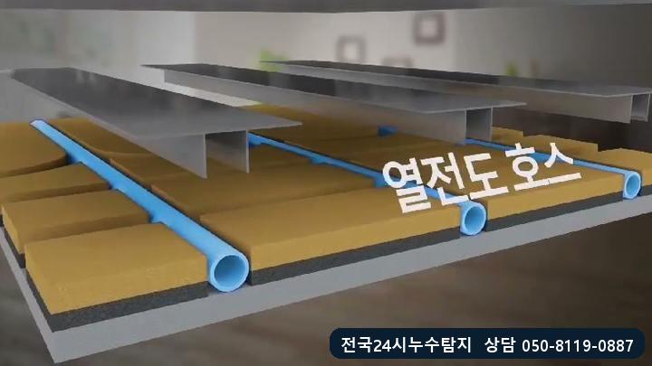 건식난방 바닥 구조 — 패널 홈에 들어가는 열전도 호스