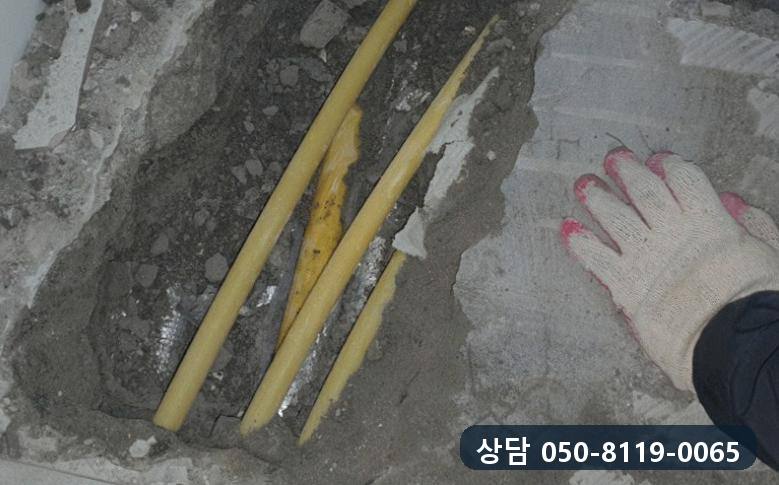 바닥을 좁고 길게 열어 드러난 노란 난방관 두 줄