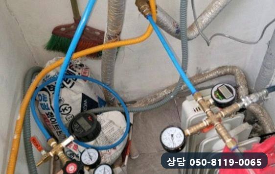 보일러 아래 배관마다 압력계와 디지털 게이지를 물려 라인별로 가압하는 모습