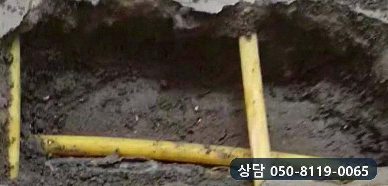깨낸 바닥 속으로 노란 PPC 배관이 가로와 세로로 지나가는 모습