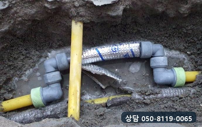상한 구간을 잘라 내고 회색 이음 부속과 PB관으로 바꿔 이은 모습