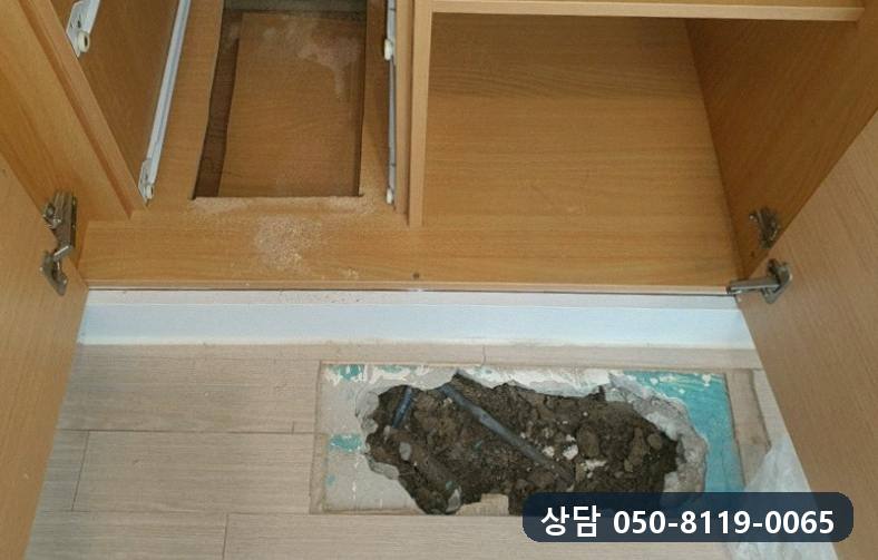 붙박이장 맨 아래 판재를 필요한 만큼만 잘라 낸 모습