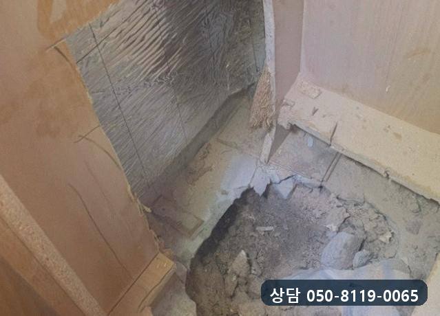 붙박이장 안쪽 바닥을 화장실 쪽 벽 밑까지 파 들어간 자리
