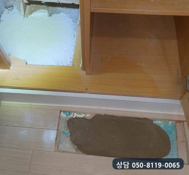 판 자리를 메우고 미장까지 마친 붙박이장 앞 바닥