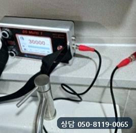 세면대 위에 측정 장비를 올려 두고 급수 쪽에 선을 연결한 모습