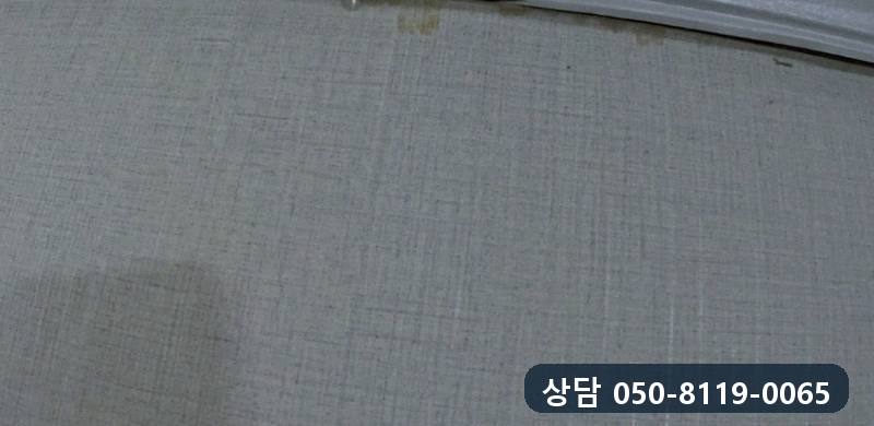 천장 몰딩과 벽지가 맞닿은 틈에 맺힌 물방울