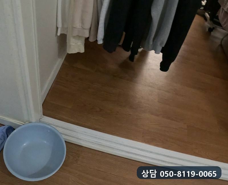 위층 방문 앞 바닥에 받쳐 둔 대야와 수건
