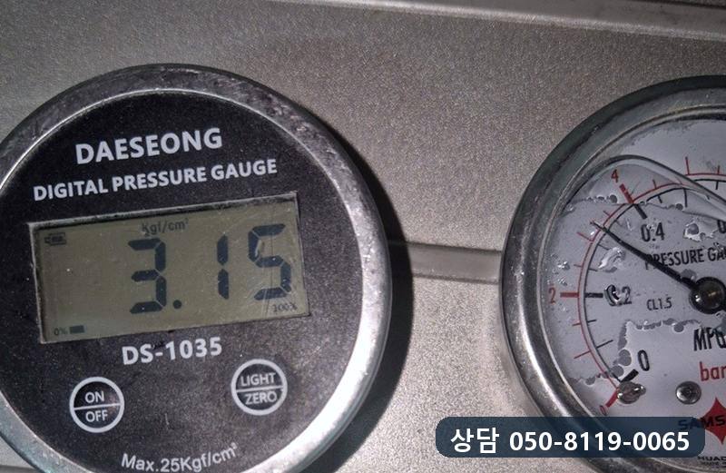 디지털 압력계와 바늘 압력계를 나란히 물려 둔 가압 장비