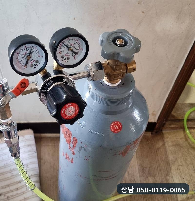 탐지용 가스 용기에 조절기와 호스를 연결해 둔 모습