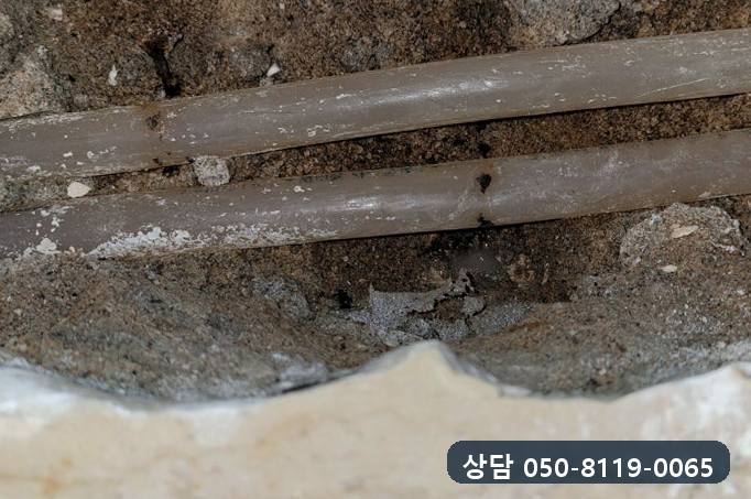 바닥 시멘트를 걷어 내자 드러난 온수관 두 줄