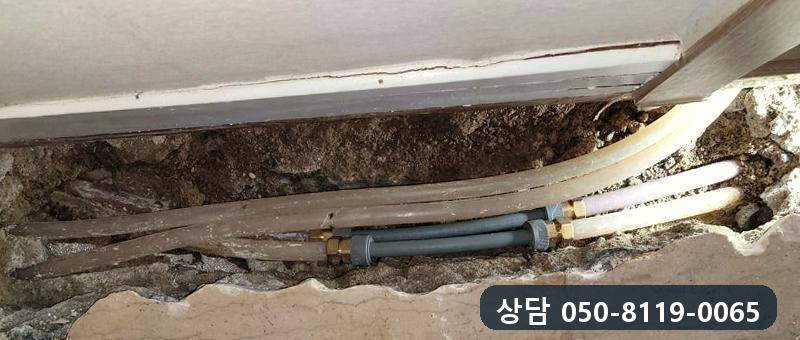 벽을 따라 연 바닥 속에 새 관과 연결 부속을 이어 놓은 모습