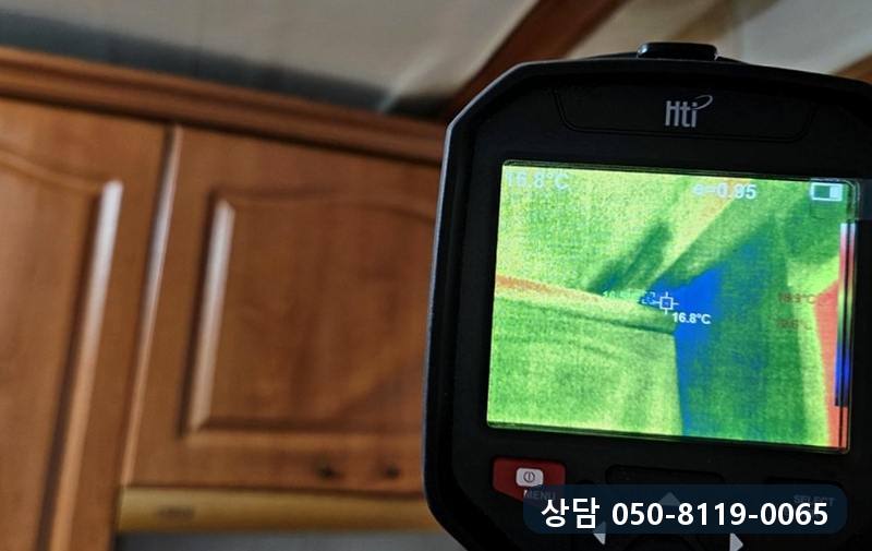 열화상 카메라 화면에 천장 모서리 쪽이 파랗게 차갑게 잡힌 모습