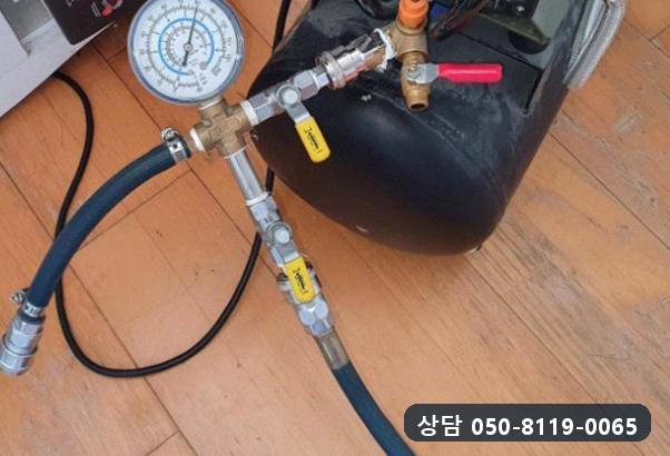 베란다 보일러 쪽 배관에 연결한 압력계와 컴프레서