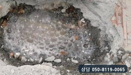 드러난 배관 위에 비눗물을 붓자 가득 올라온 거품
