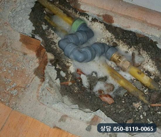 새로 이은 부속 둘레에 비눗물을 묻히고 압력을 다시 건 모습