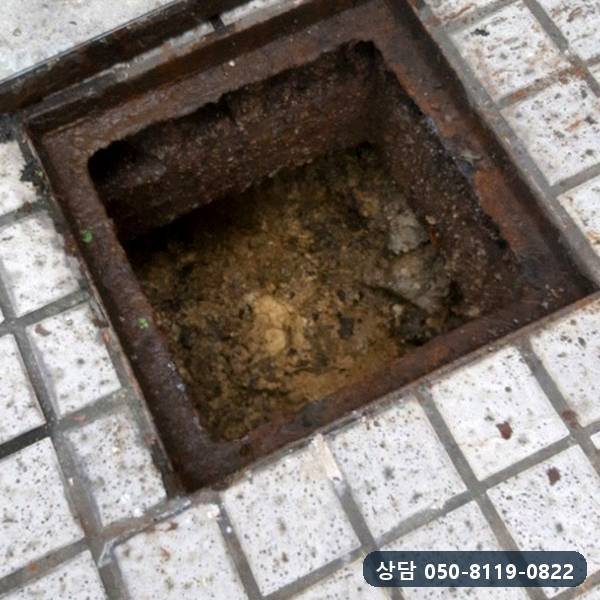 정화조 맨홀 안에 쌓인 찌꺼기