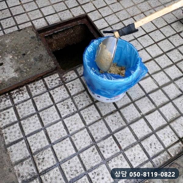 정화조 막힘 현장에서 퍼낸 찌꺼기