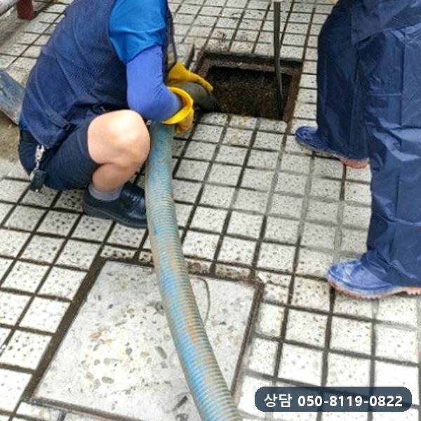 정화조 맨홀에 고압세척 호스를 넣는 작업