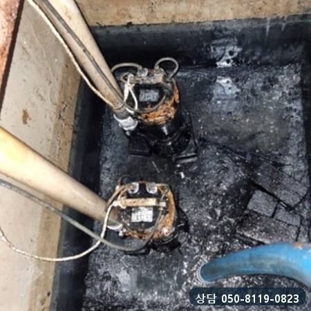 오물이 엉겨 붙은 채 멈춘 정화조 펌프 두 대