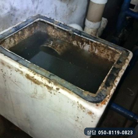 건물 지하의 오수 펌프 탱크 내부