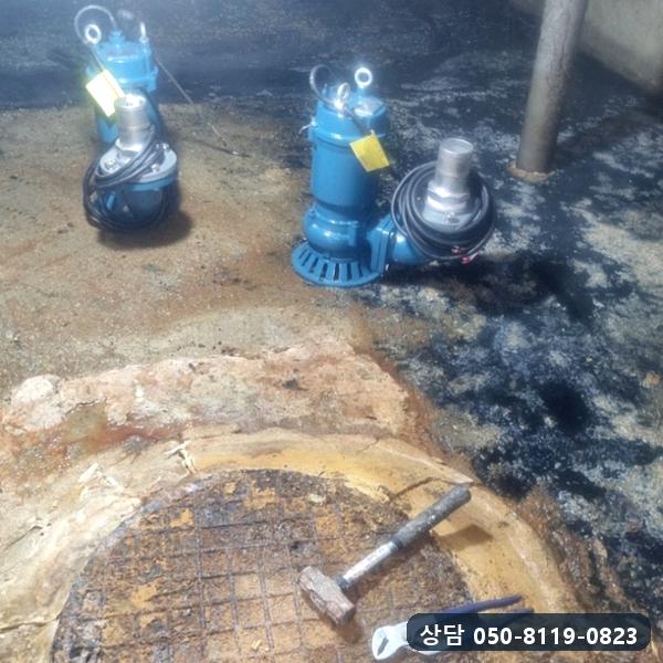 지하 집수정에서 꺼낸 오수 펌프 두 대